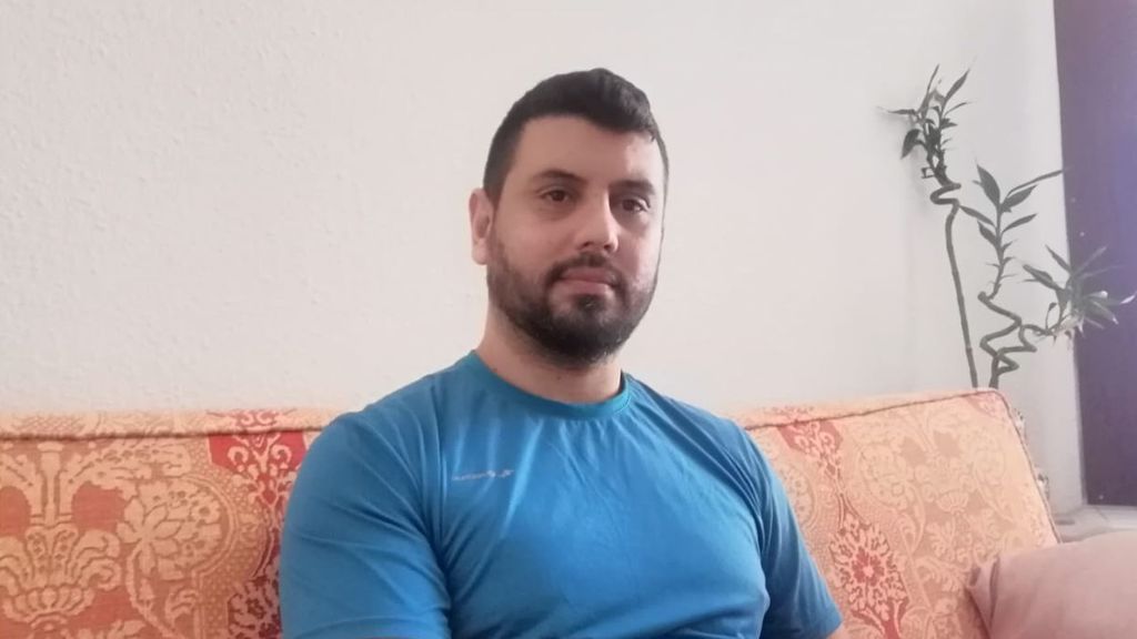 Lucas Ferraz en el salón de su casa