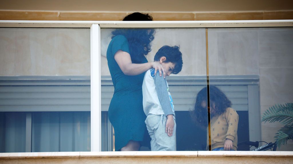 Una madre lidia con sus hijos en casa