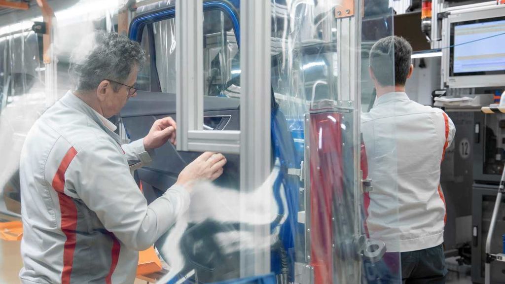 Pulseras que vibran o cámaras termográficas grupales. La industria tira de ingenio para proteger a los trabajadores Pulseras que vibran o cámaras termográficas grupales. La industria tira de ingenio para proteger a los trabajadores