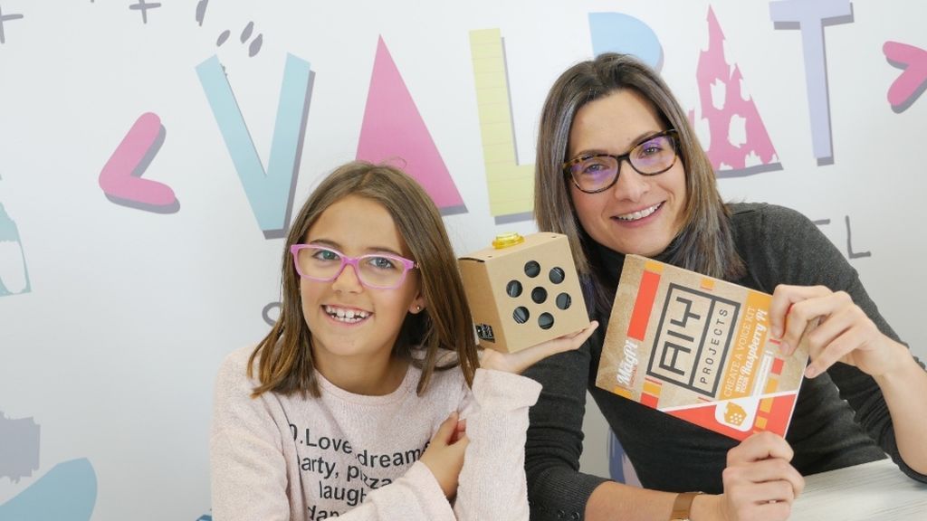Valeria y Patricia enseñando un nuevo invento ideado por ellas