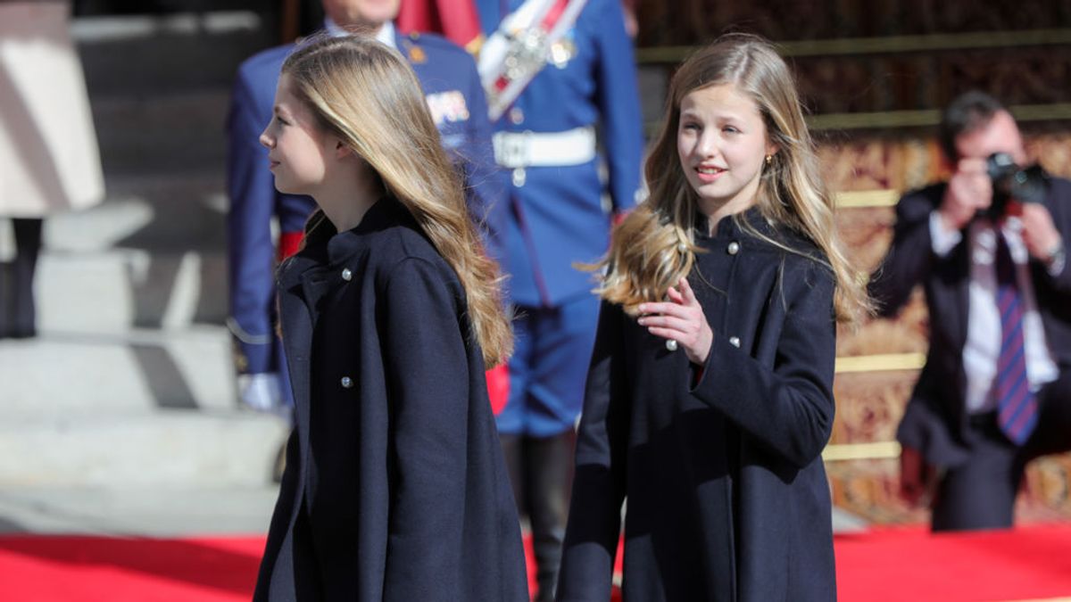 La princesa Leonor y su hermana, Sofía, reaparecen para sumarse al aplauso de las 20.00