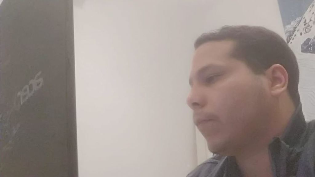 José Alejandro, frente al ordenador de su cas