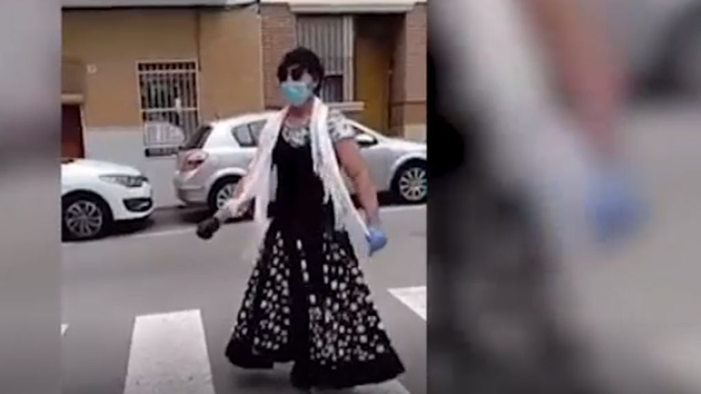 Se salta el confinamiento disfrazado con un vestido de sevillana