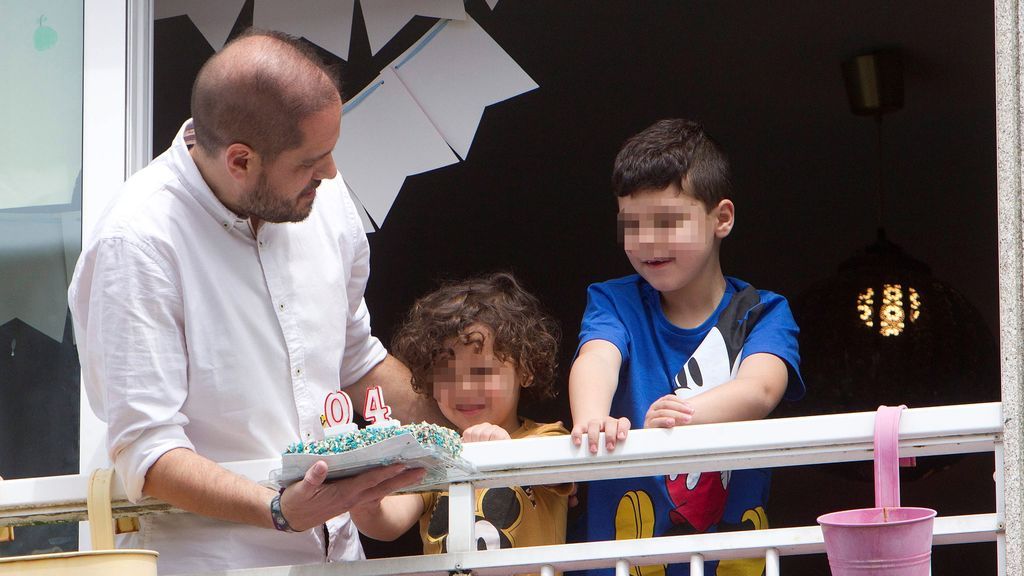 Dos niños celebran el cumpleaños en su casa durante el confinamiento