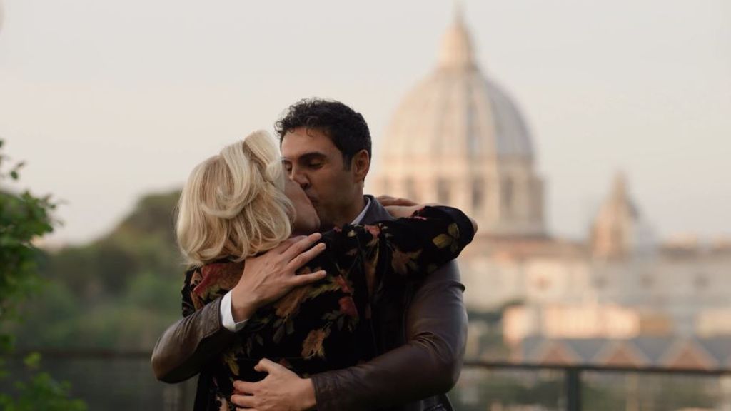 Enzo y la madre de Massimo retoman su romance