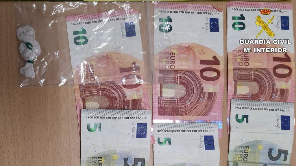 "A mi no me encerráis": grita a la Guardia Civil y se traga siete bolsas de cocaína en Guardamar "A mi no me encerráis": grita a la Guardia Civil y se traga siete bolsas de cocaína en Guardamar