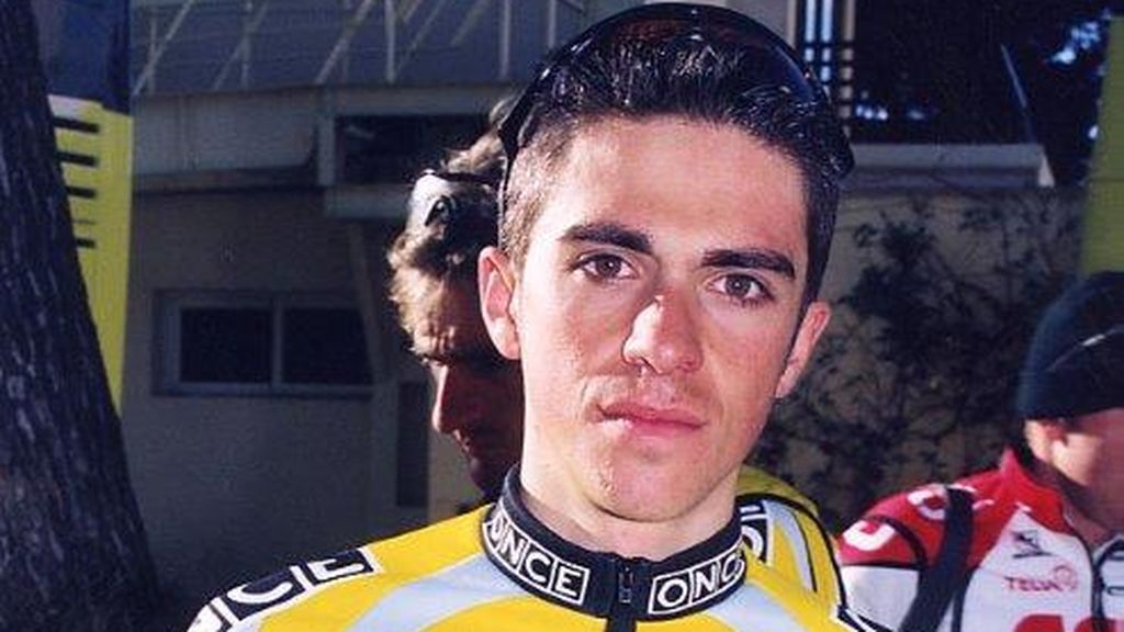 Alberto Contador tras una carrera ciclista en el año 2003