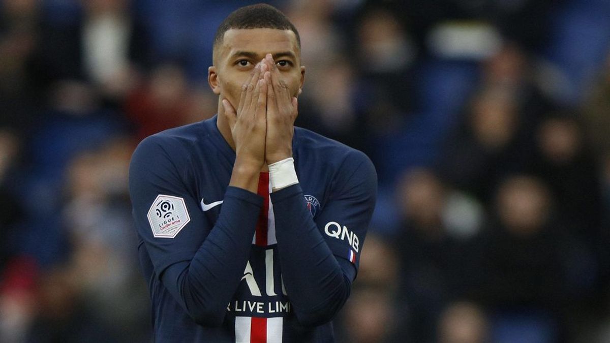 Mbappé se lamenta en un partido con el PSG.