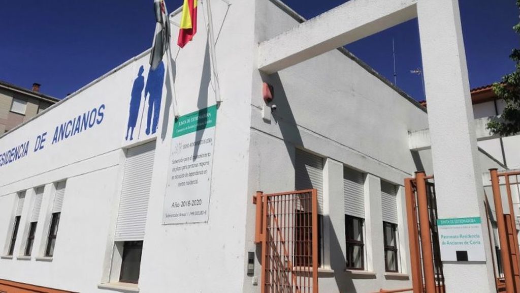 "Mi madre lleva tres semanas confinada en una habitación de la residencia de Coria en Cáceres, donde han muerto una decena de residentes" "Mi madre lleva tres semanas confinada en una habitación de la residencia de Coria en Cáceres, donde han muerto una decena de residentes"