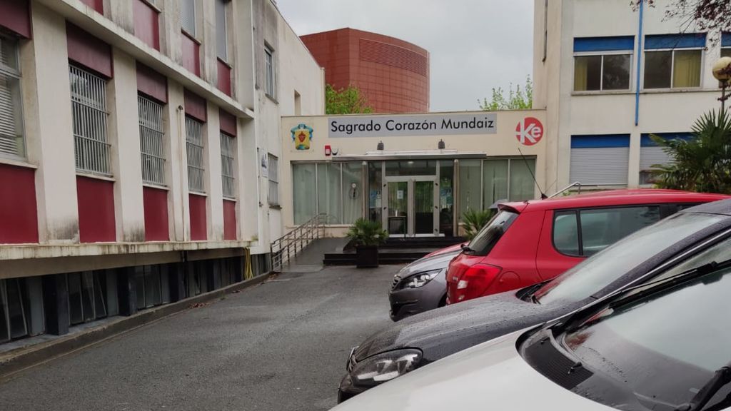 Padres de un colegio de San Sebastián se saltan el confinamiento para recoger los libros del cole Padres de un colegio de San Sebastián se saltan el confinamiento para recoger los libros del cole