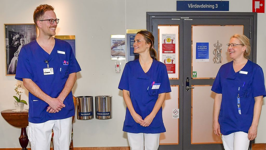 Sofía de Suecia, en el hospital donde trabaja como voluntaria frente al coronavirus.