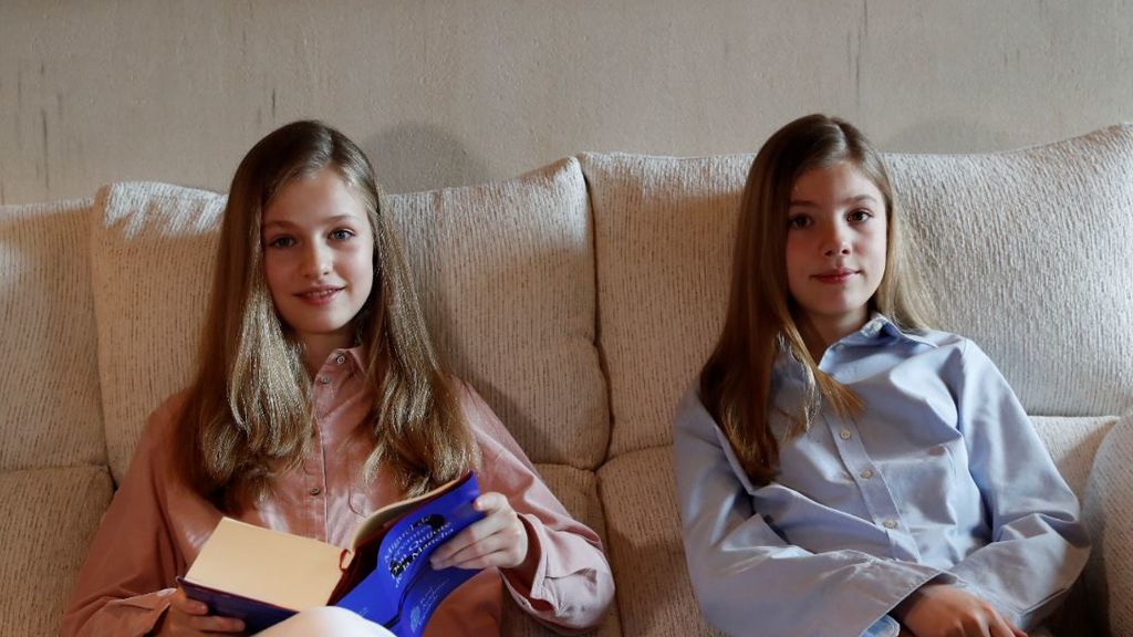La princesa Leonor y su hermana la infanta Sofía leen 'El Quijote'