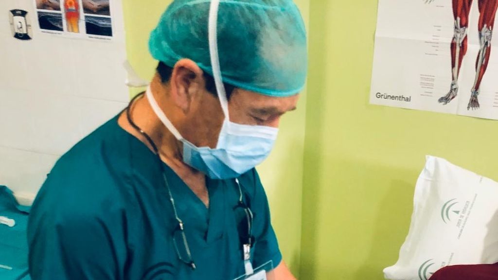 El doctor Luis Miguel Torres atendiendo a un paciente