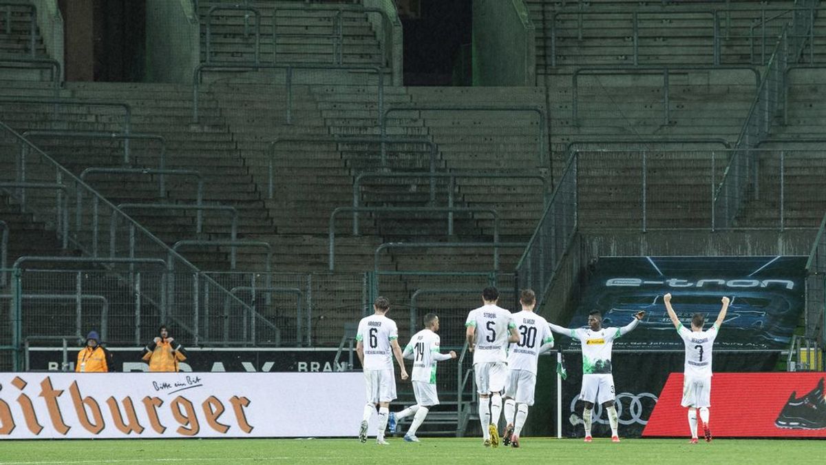 Los jugadores del Gladbach celebran un gol en un estadio vacío.