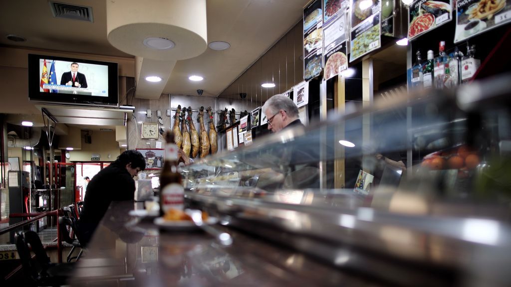 Los trabajadores de bar tendrán que separarse 1,5 metros y no podrán usar el móvil ni salir a fumar Los trabajadores de bar tendrán que separarse 1,5 metros y no podrán usar el móvil ni salir a fumar