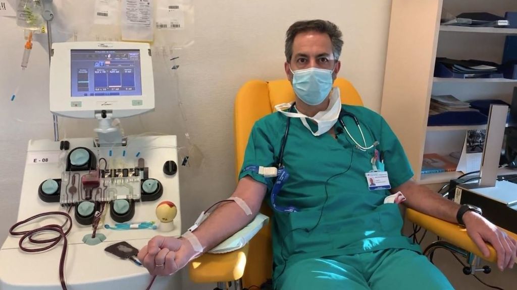 El doctor Roberto Siljestrom mientras dona su plasma hiperinmune El doctor Roberto Siljestrom mientras dona su plasma hiperinmune