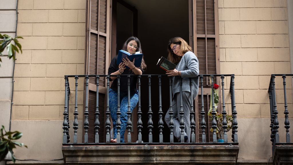 EuropaPress_2875677_dos_jovenes_leen_balcon_casa_ocasion_diada_sant_jordi_costumbre_regalar (1)