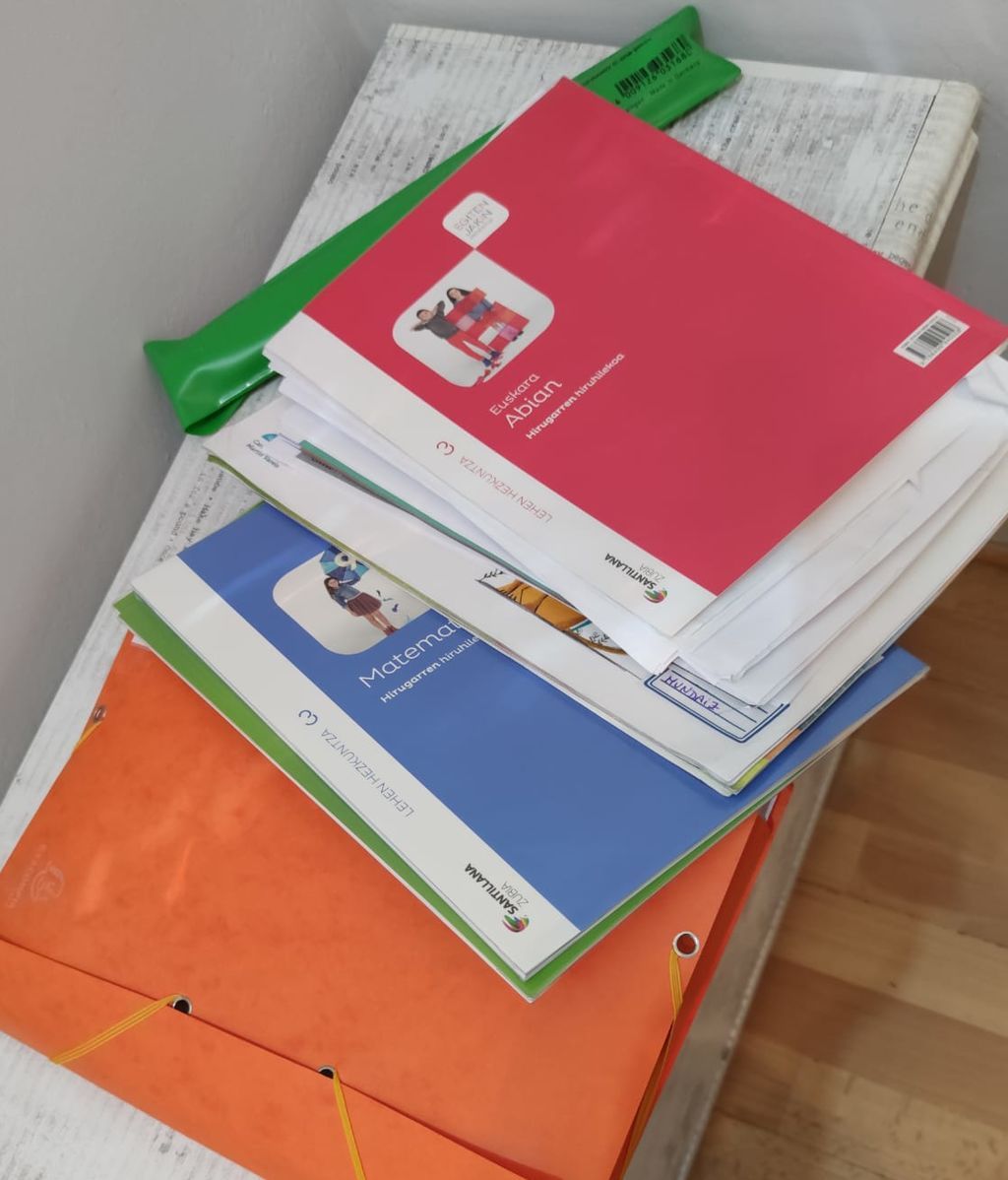 Material escolar que han recogido los padres en el colegio.