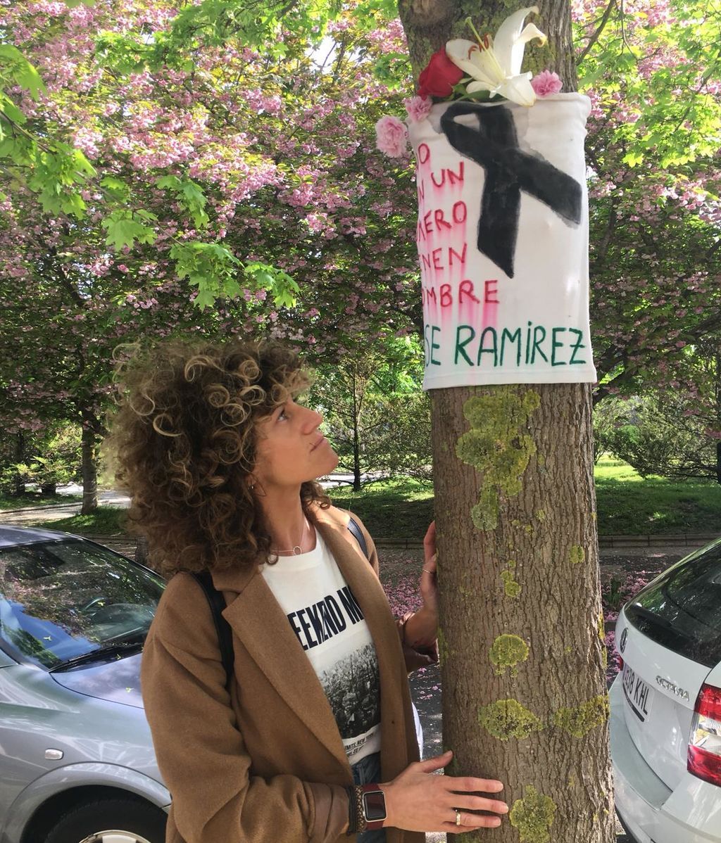 Nuria Ramírez junto al árbol en memoria de su padre Jose.