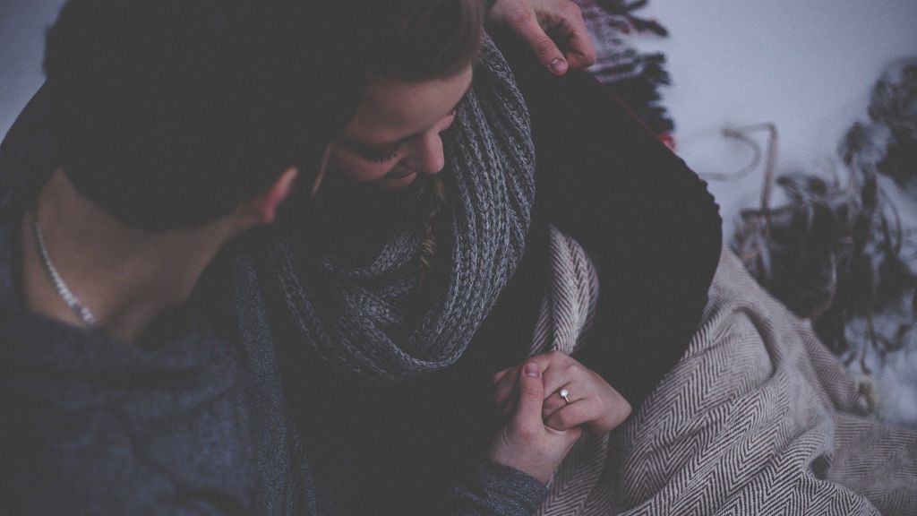 Una pareja se da de la mano