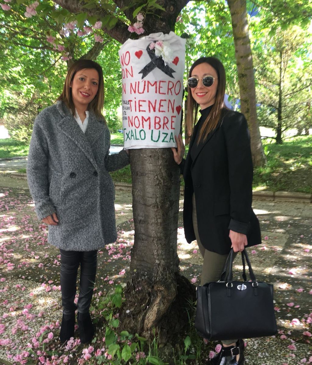 Leire y su hermana junto al árbol en recuerdo de su padre Jesús.