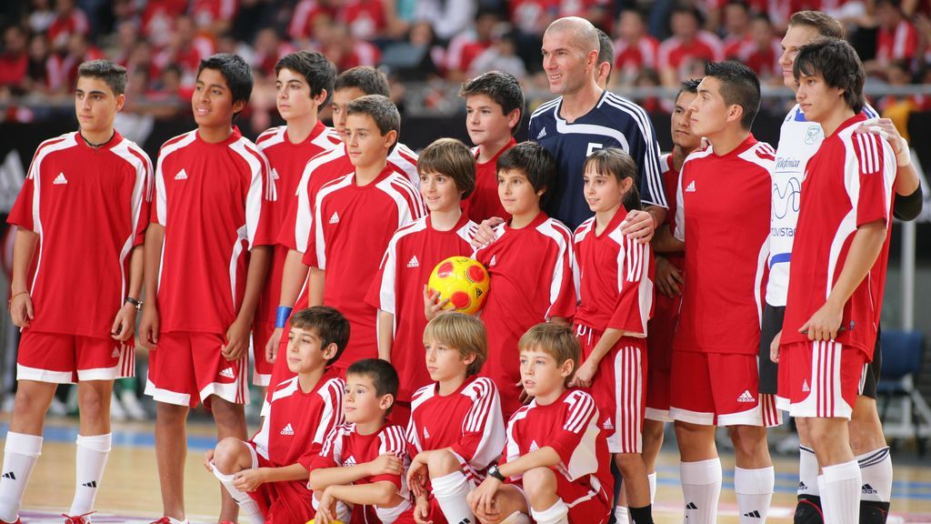 Zidane rodeado de niños tras un partido de fútbol