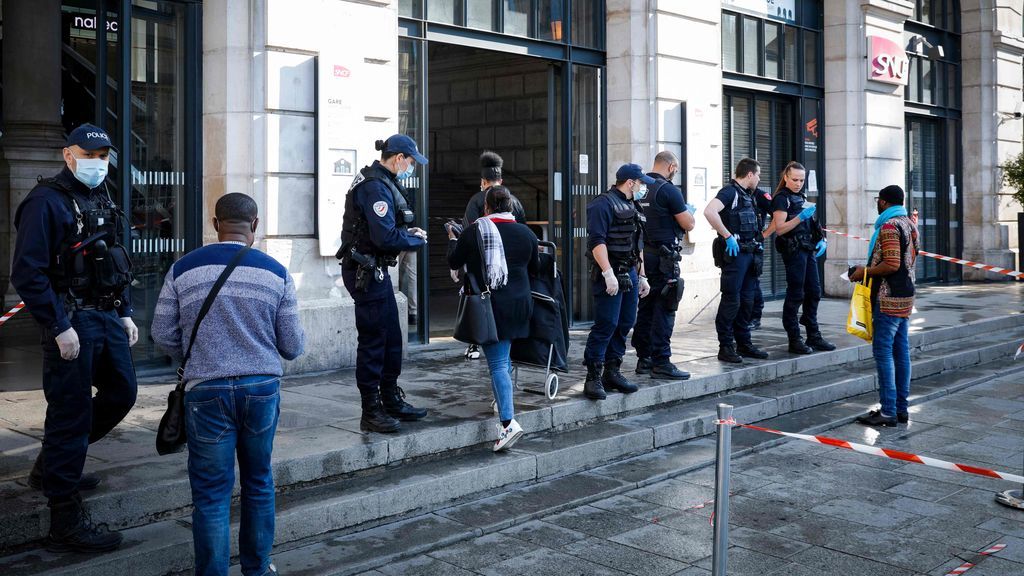 Los fallecidos diarios en Francia por Covid-19 bajan de los 400 y continúa el descenso de los hospitalizados Los fallecidos diarios en Francia por Covid-19 bajan de los 400 y continúa el descenso de los hospitalizados