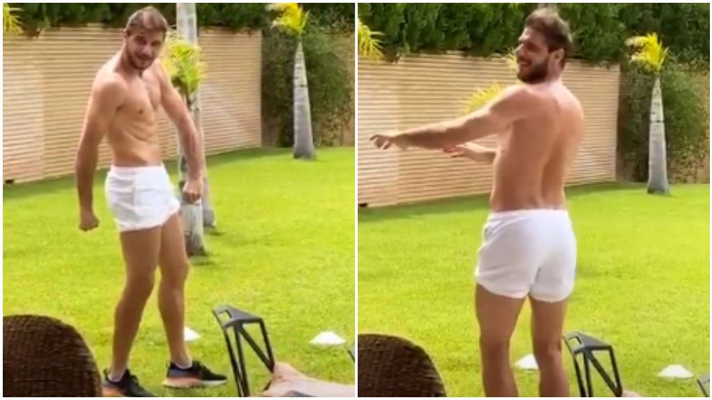 Joaquín, bromeando en el jardín de su casa.