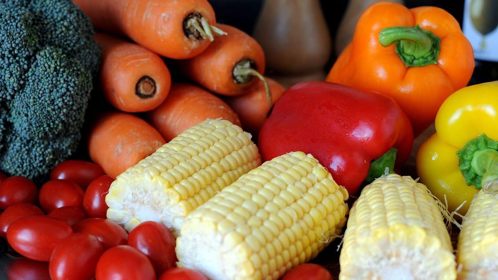 variedad de frutas y verduras de diferentes colores