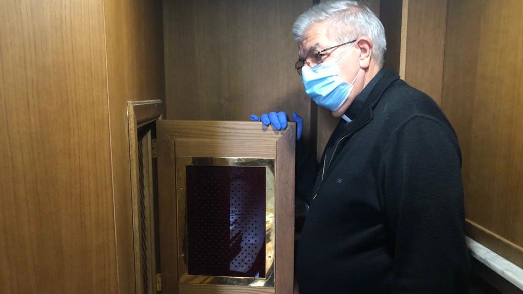 Los primeros confesionarios a prueba de coronavirus Los primeros confesionarios a prueba de coronavirus