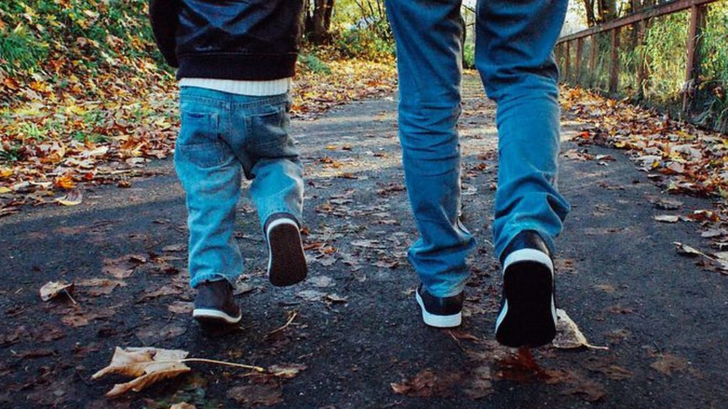 Volver de paseo con los niños: qué conviene hacer con los zapatos al llegar a casa