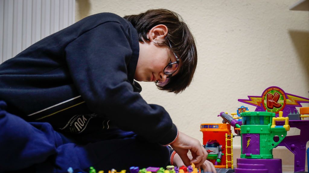 EuropaPress_2852779_nino_juega_casa_munecos_cuando_queda_tan_solo_semana_ninos_preadolescentes