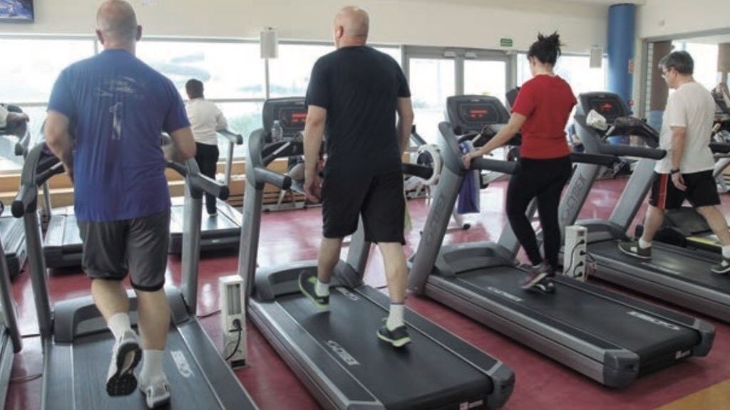 Clases colectivas reducidas y desinfección de pesas y máquinas: los gimnasios preparan la reapertura Clases colectivas reducidas y desinfección de pesas y máquinas: los gimnasios preparan la reapertura