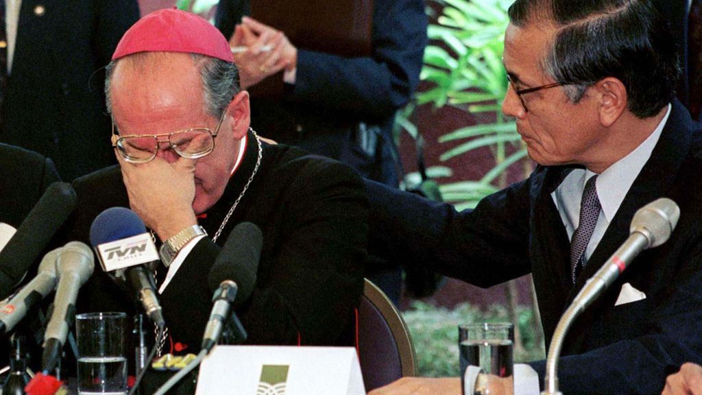 El arzobispo peruano Juan Luis Cipriani, consolado en una rueda de prensa