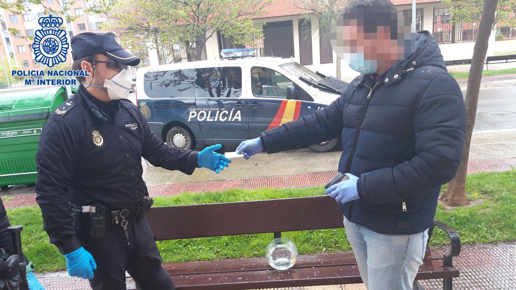 La policía identifica a este ciudadano que deja la pecera en el banco.