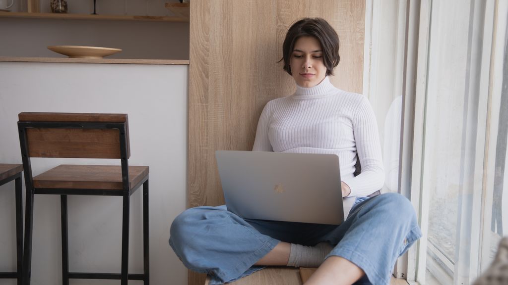 Los fisioterapeutas recomiendan cómo sentarte bien durante el teletrabajo Los fisioterapeutas recomiendan cómo sentarte bien durante el teletrabajo