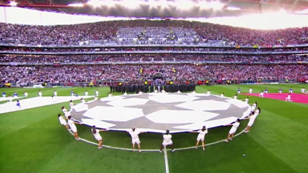 El balón de la Champions ondea en un estadio antes de un partido.