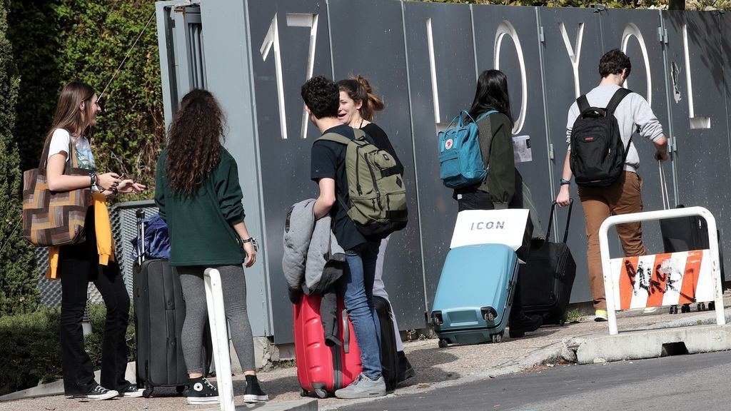 La encrucijada de muchos universitarios: se dejaron los apuntes y los libros en sus residencias y recogerlos La encrucijada de muchos universitarios: se dejaron los apuntes y los libros en sus residencias y recogerlos