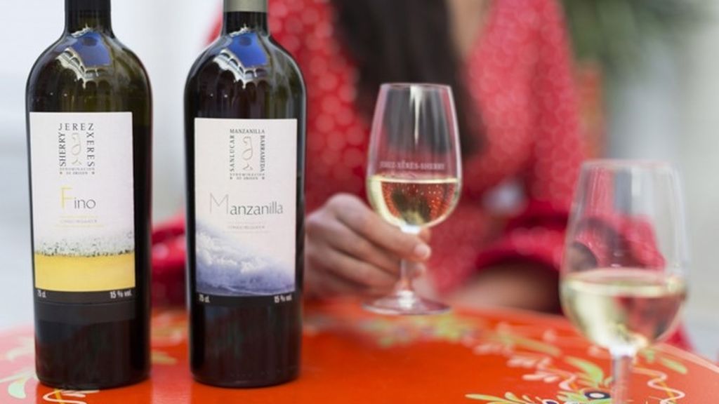 Sevilla celebra la Feria de Abril en casa: la compra de manzanilla y fino se dispara un 50% Sevilla celebra la Feria de Abril en casa: la compra de manzanilla y fino se dispara un 50%