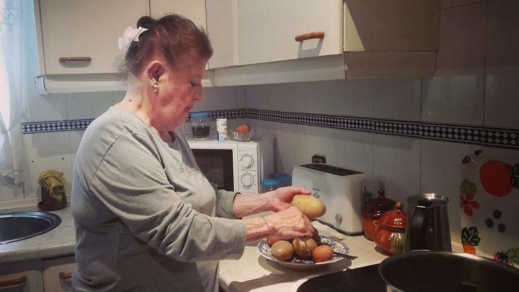 Rosa haciendo la comida