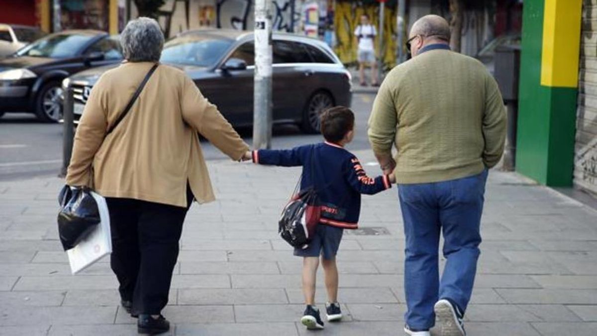 El Gobierno permite que abuelos que conviven con menores les lleven de paseo pero no lo recomienda