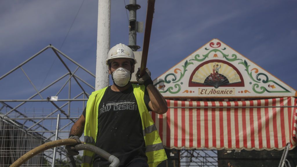 EuropaPress_2875670_operarios_trabajan_desmontaje_instalaciones_feria_abril_suspendida