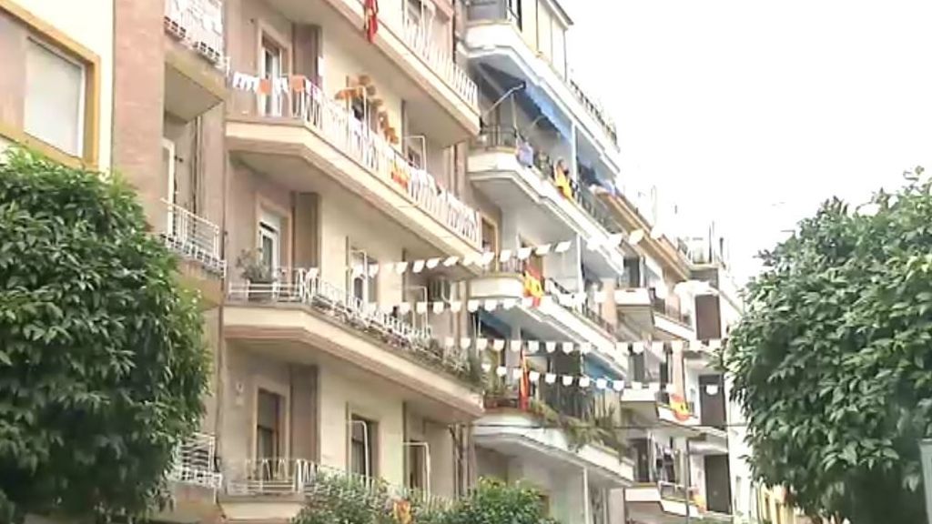 Los balcones se engalanan en Sevilla para la feria de Abril