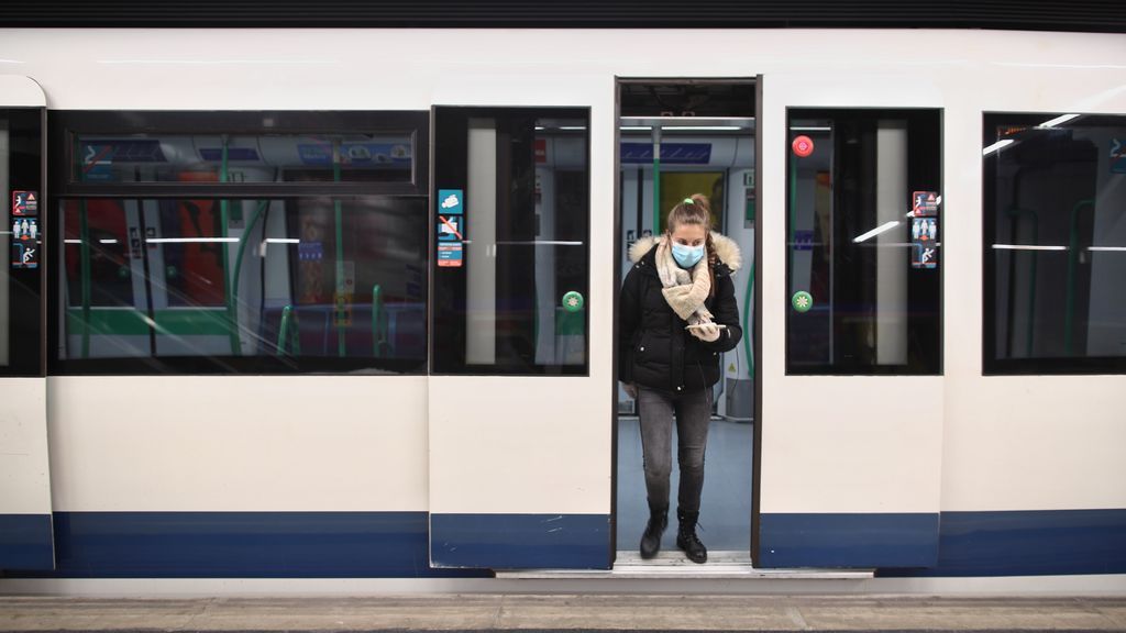 Mujer viajando con mascarilla en el metro de Madrid