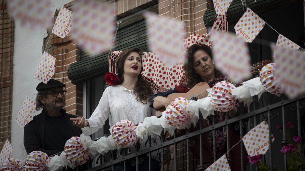 EuropaPress_2895669_mujer_canta_sevillanas_acompanada_dos_personas_balcon_festejar_feria_abril
