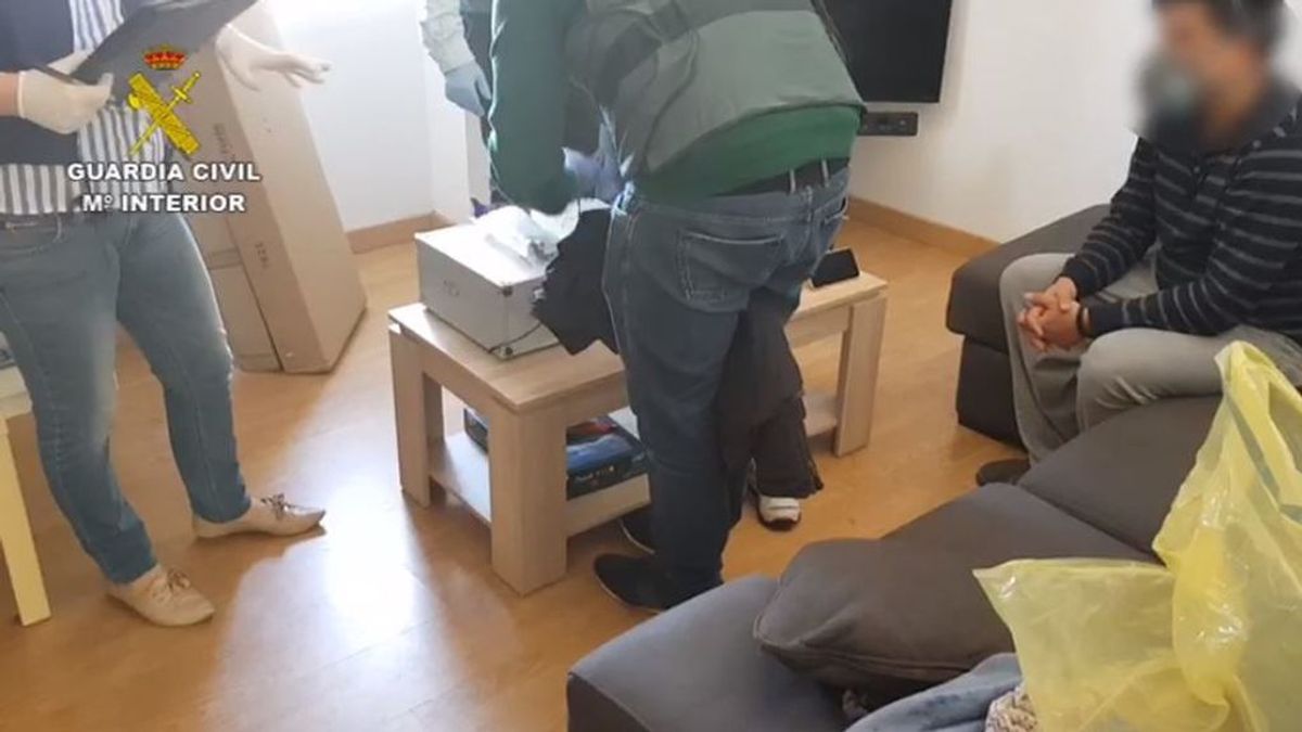 La Guardia Civil detiene en Vigo a un joven de 26 años por estafar en la venta online de material sanitario La Guardia Civil detiene en Vigo a un joven de 26 años por estafar en la venta online de material sanitario