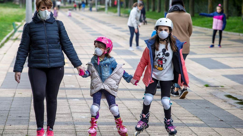 Niños en la calles, de nuevo: así transcurre el primer día de alivio del confinamiento