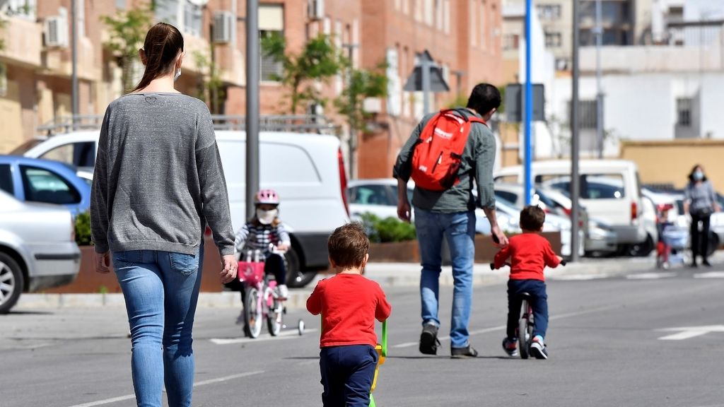 Alivio en el confinamiento por coronavirus: los niños vuelven a la calle tras mas de 40 días encerrados