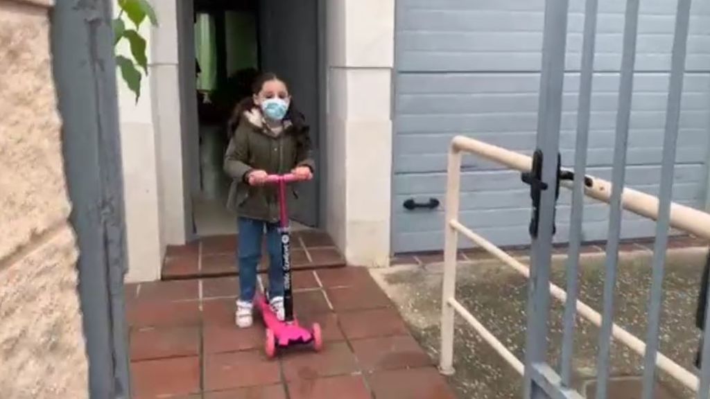 Miles de niños disfrutan de su primer día en la calle tras semanas confinados