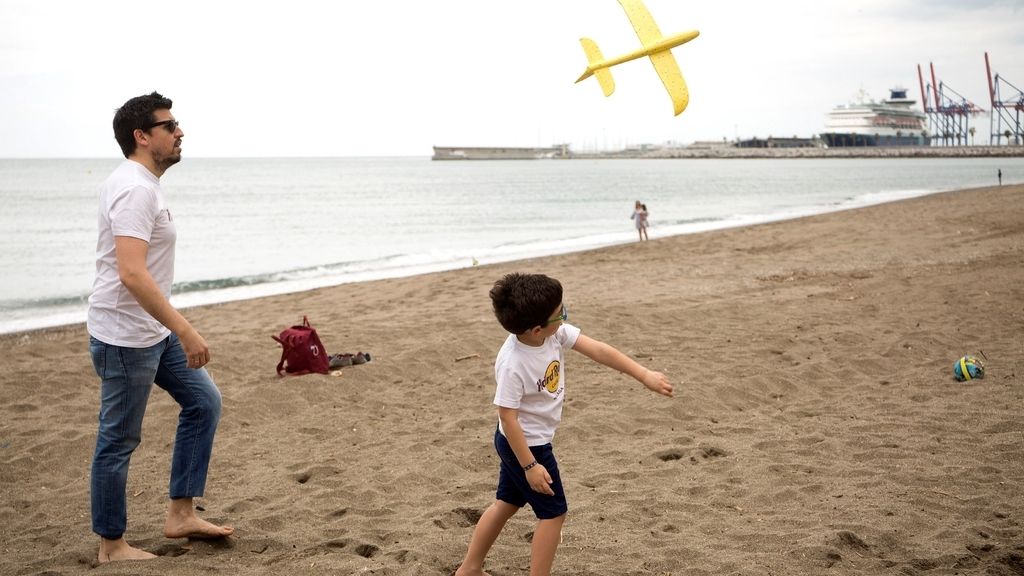 Alivio en el confinamiento por coronavirus: los niños vuelven a la calle tras mas de 40 días encerrados